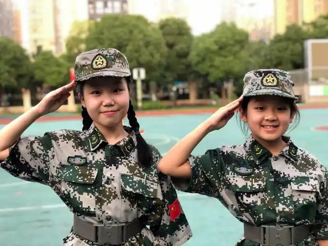 看我们的敬礼姿势标准吗?