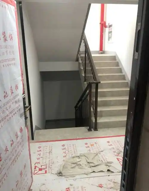 极:入户门正对下行楼梯,主败财.果:大门对电梯,官事口舌多.