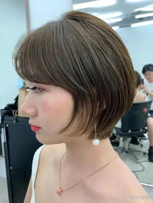 大脸女生适合的短发类型主要有以下几种