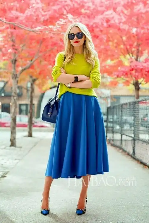 本来蓝色对应的补色应该是橙色,但变成黄色以后,就成为对比色搭配,但