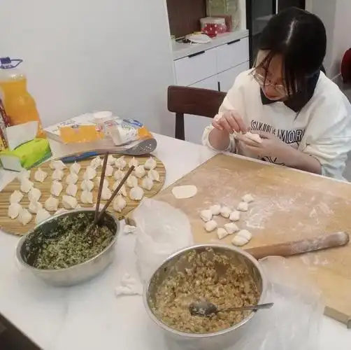 特色礼贤如锦彩云占岁气高二8班春节劳动教育活动