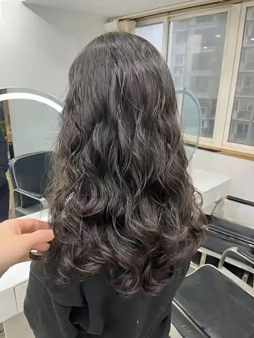 颜色和形状,是肉眼所能观察到的,一般分为5种类型:直发,波发,卷发