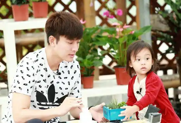 综艺节目来钱比拍戏快,许多人对贾乃亮的印象大多都是来自她喝甜馨