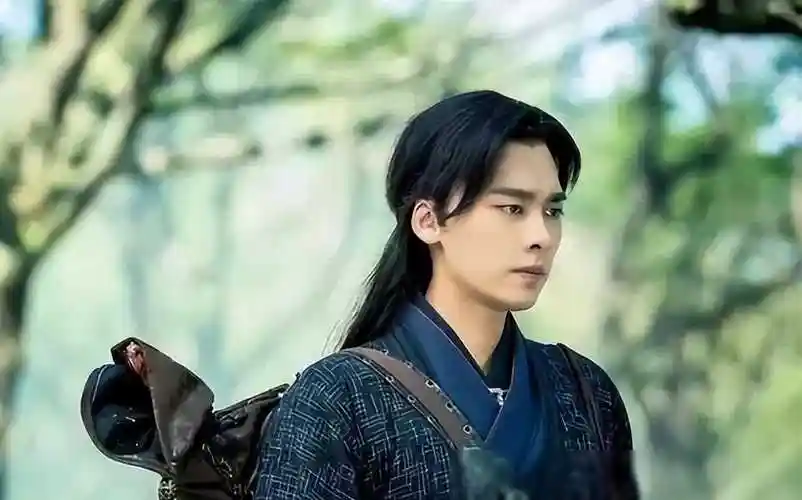 曾经的娱乐圈流量小王子李易峰低调回国引发关注