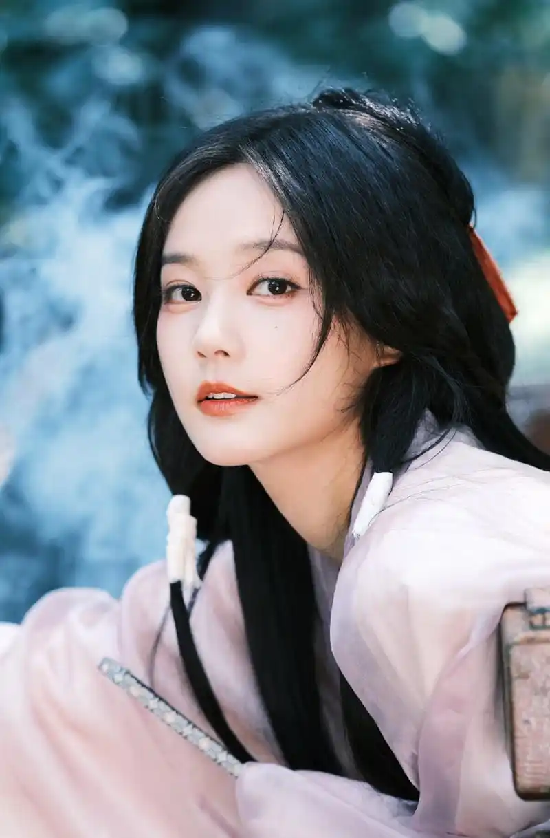 李一桐这个古装造型真的好美啊,一袭浅粉色衣衫更显温婉可人,配上简单