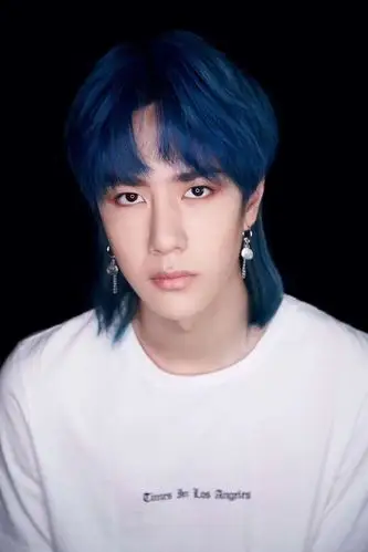 雾霾蓝头发男士王一博 时尚发色绝对给你甜蜜一击!