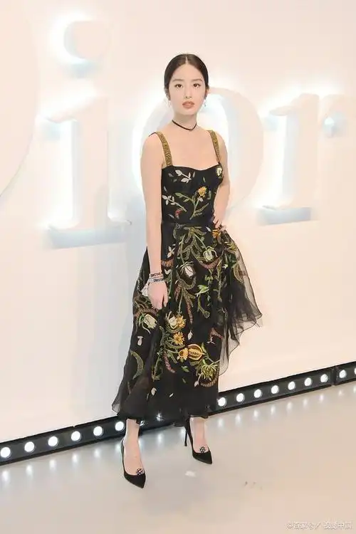 杨采钰肌肤白皙,高跟鞋配长裙很显凹凸有致的身形