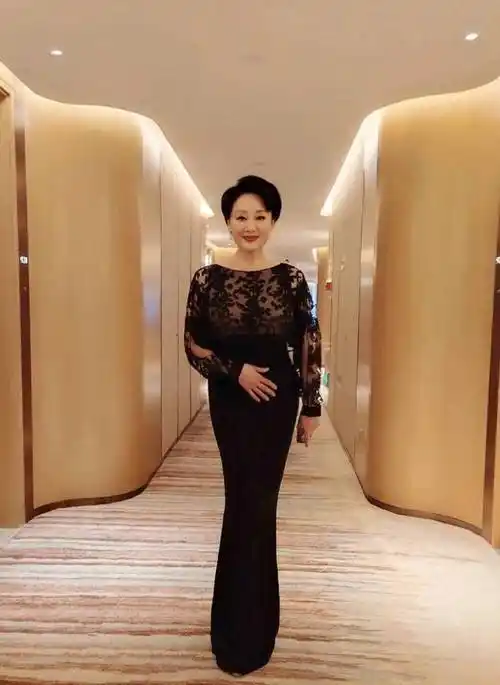 原创王姬携女走红毯穿蕾丝裙尽显成熟韵味美女儿网红脸气质不如妈