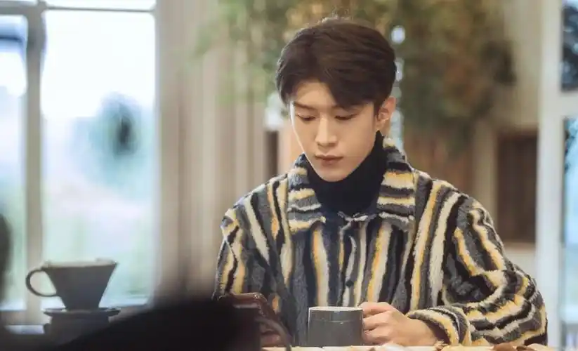 范丞丞上综艺好奢侈,穿外套搬货做菜,罕见戴眼镜差点认不出_手机搜狐