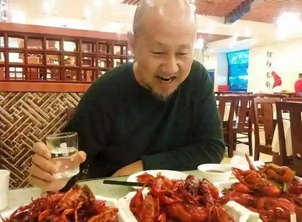 回顾腾格尔喝酒散尽百万家财妻子离开女儿去世他经历了什么