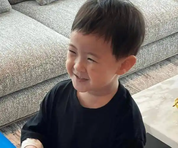 原创沈腾儿子正面照首次曝光五官和爸爸一模一样笑起来腾味十足