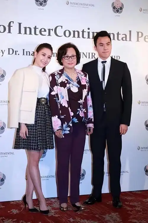 赌王三太出席活动龙凤胎女儿站她旁边都失色一家人太高级