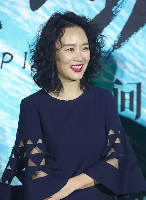 邬君梅穿优雅风真有气质,就是爆炸头太亮眼了,有点显老气