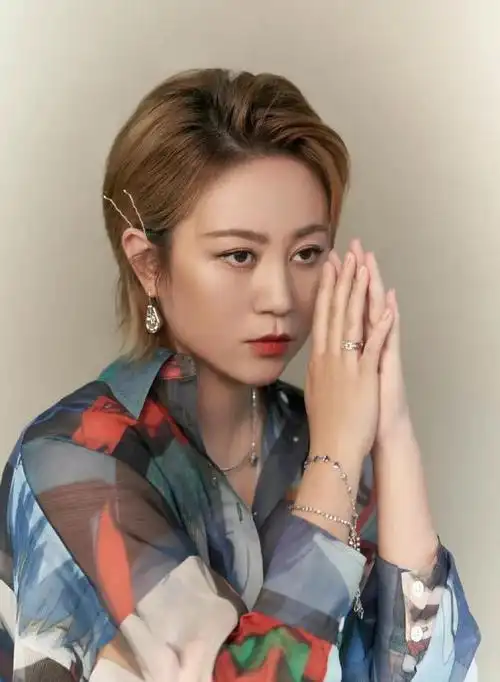 演员马丽怀孕8个月还在工作她的婚姻真的幸福吗