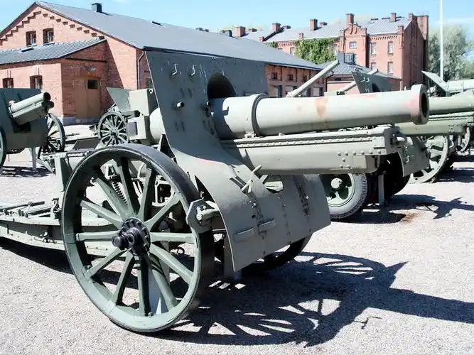 法国施耐德m1917 155毫米榴弹炮.和m1918的最明显的分别就是轮胎.