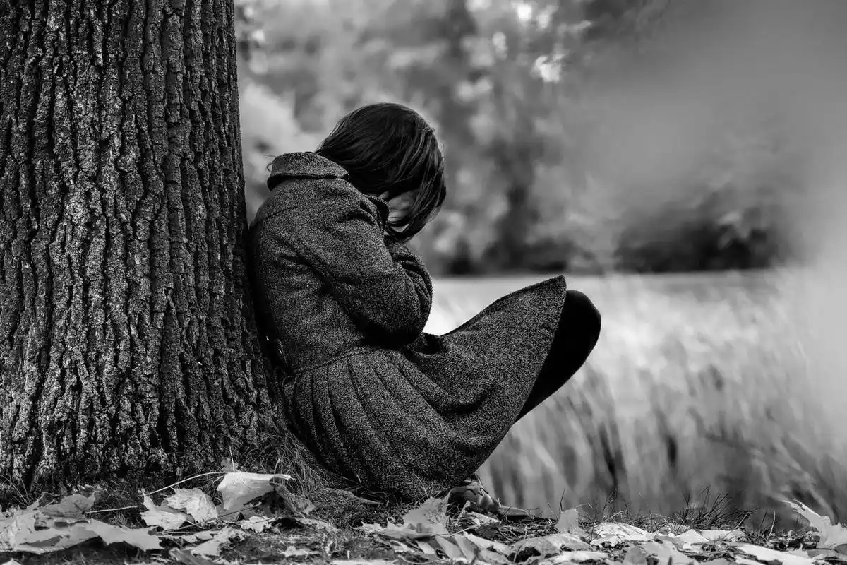 伤心抑郁难过png素材世界自闭症日大街上哭的伤心女人女人孤独烦躁