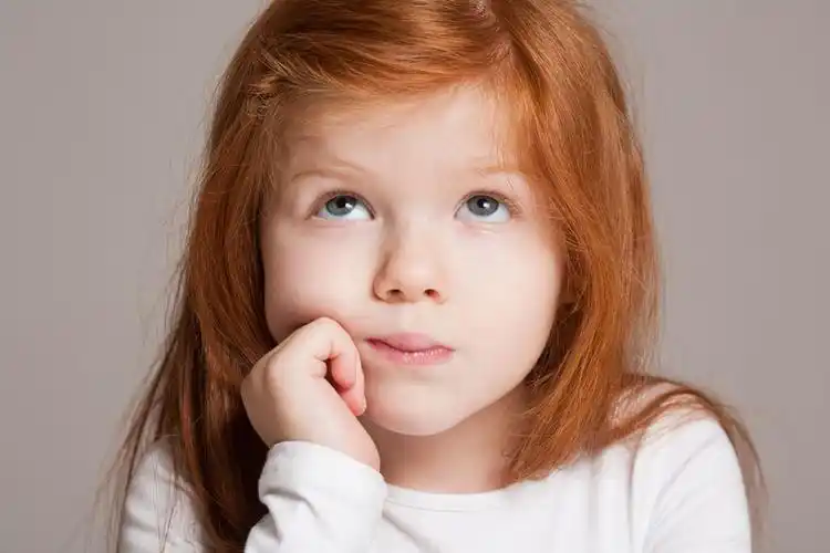 托着下巴的女孩