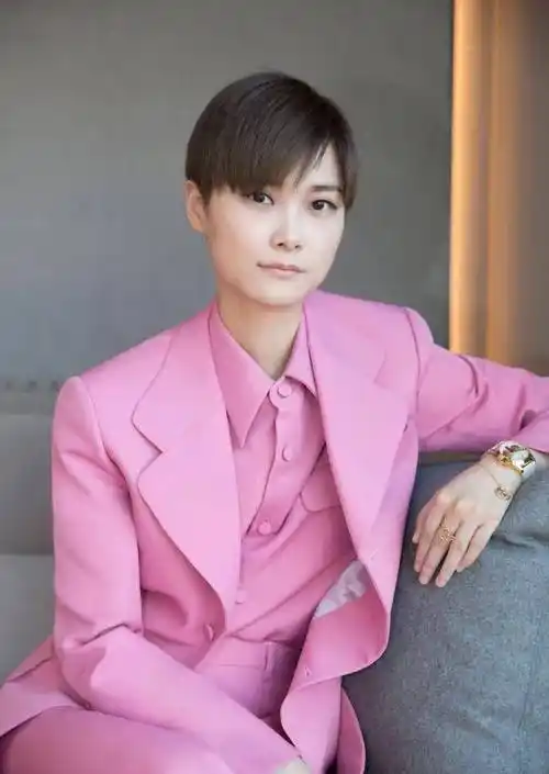 2005年,龙丹妮霸气地拿出1000万豪宅400百万的跑车,成功签下李宇春