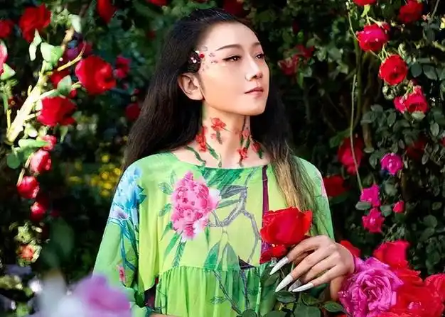 杨丽萍真是拼了衣服全是画的身上的纹路一清二楚