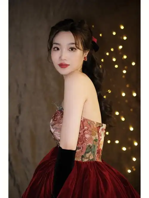 高级感礼服搭配公主发型氛围女孩在此