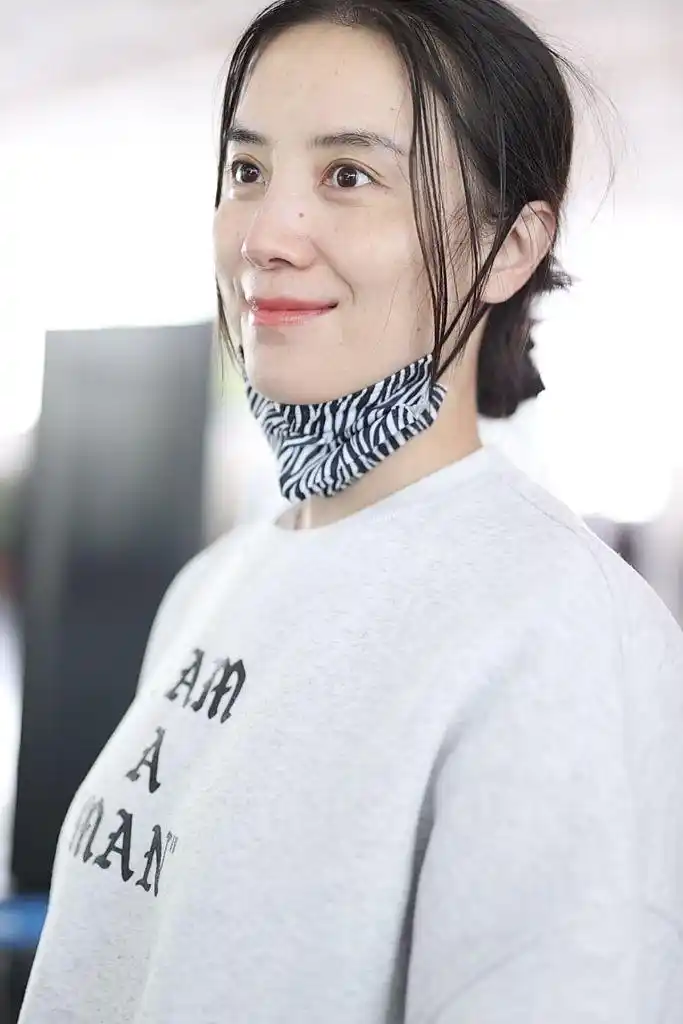 宋佳机场摘口罩素颜皮肤细腻 对镜微笑狙击人心温柔绝了