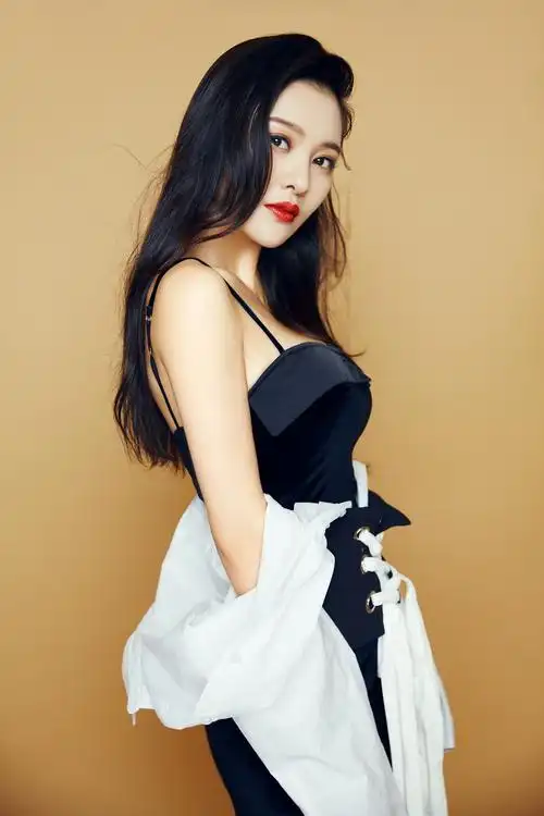 郑清文曝"黑白双面"游走于清纯与妩媚间