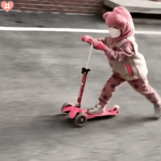 玩滑板车吗~溜了溜了