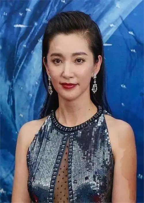 李冰冰带父母游张家界,51岁仍未结婚生子,母亲白发苍苍老了很多