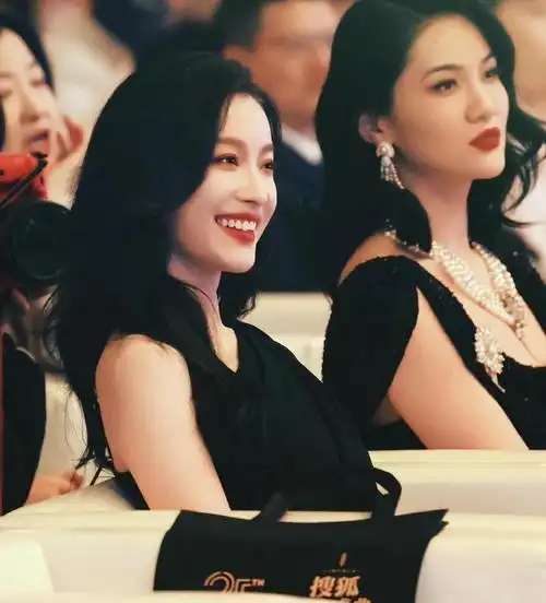 事实证明离开张艺谋10年的倪妮终于活过来了