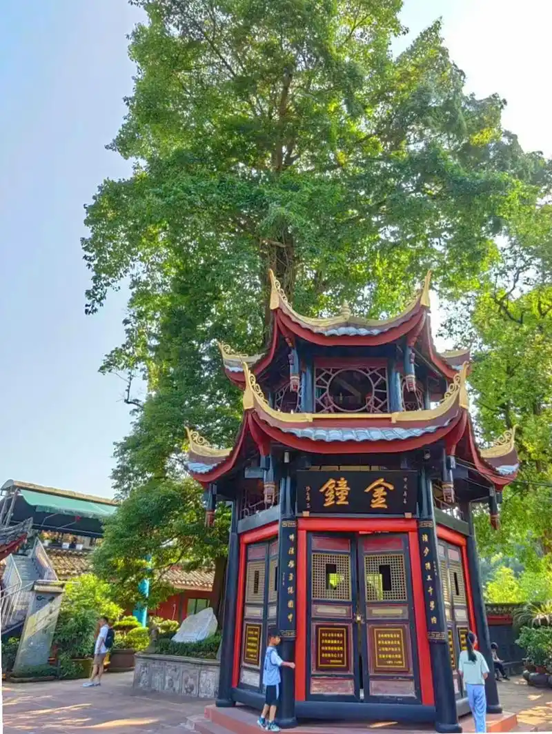 报国寺,峨眉山第一大寺 报国寺,建于明万历年间,为峨眉山八大重点寺庙