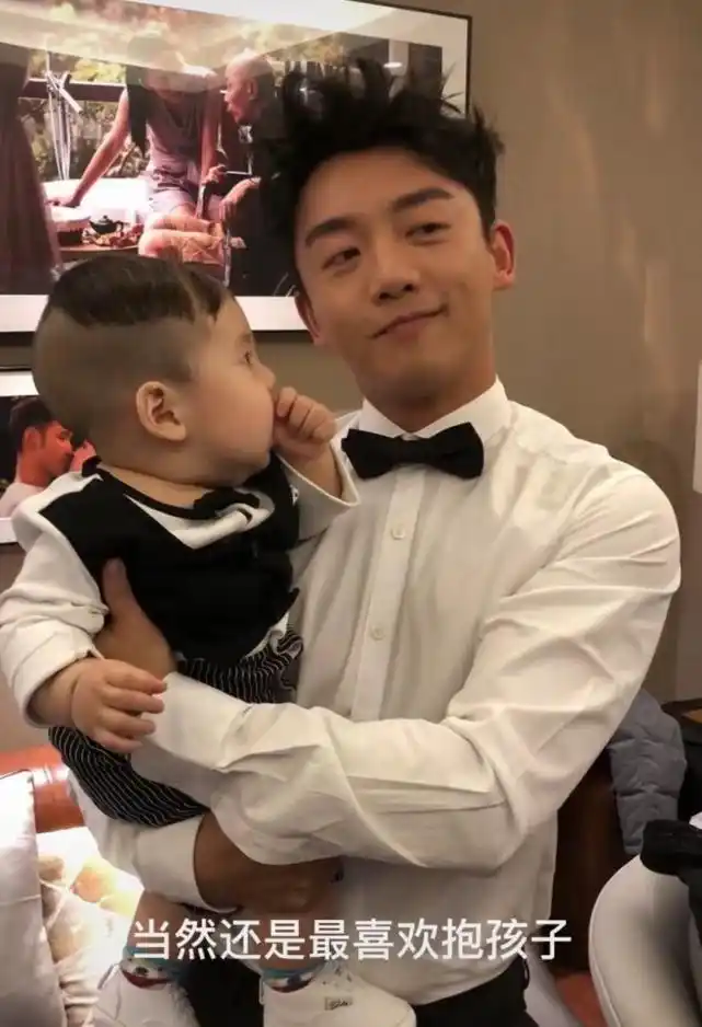郑恺工作室晒照:抱过考拉,抱过玩偶的老板,终于抱上了女儿