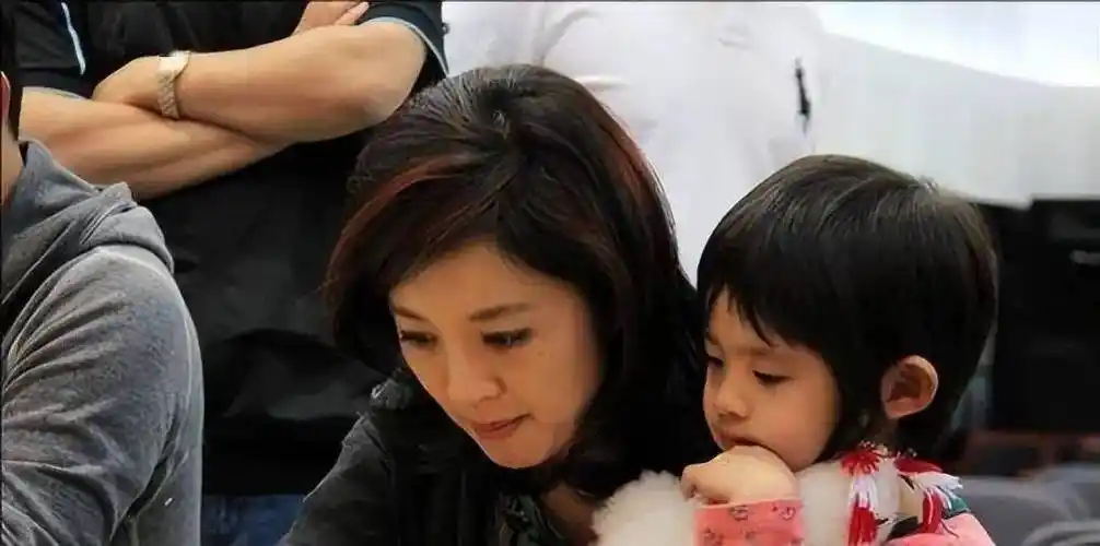 富商丁健为娶主持人许戈辉,分一个亿给前妻,如今他幸福吗?