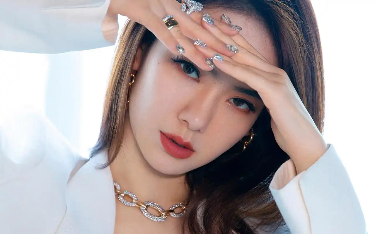 戚薇优雅知性写真桌面壁纸