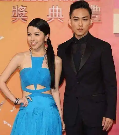 14岁恋爱,16岁过夜,"傻白甜"邓紫棋的混乱爱情_林宥嘉_男友_网友