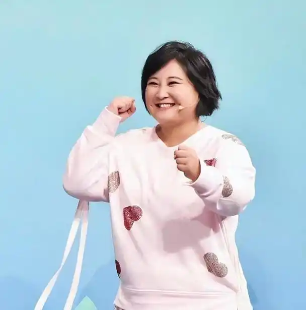 贾玲暴瘦100斤?要不是张小斐,都不知道贾玲快瘦成一道闪电了