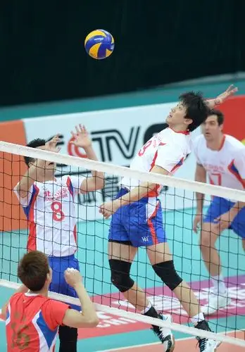 图文:男排半决赛北京3-1山东 杨帆扣球