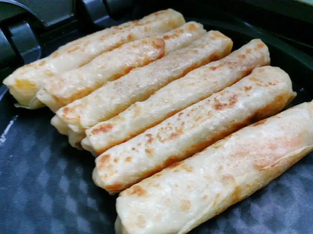 原创外面5块钱一个的土豆丝饼,教你在家做,筋道不黏牙,5块钱做7个