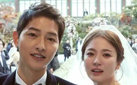 婚礼现场声势浩大,婚礼当天国外明星李光洙,朴宝剑等都到场送上祝福