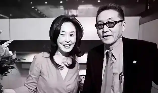 45岁李敖看上27岁胡因梦转身对女友说我爱你但你得回避一下