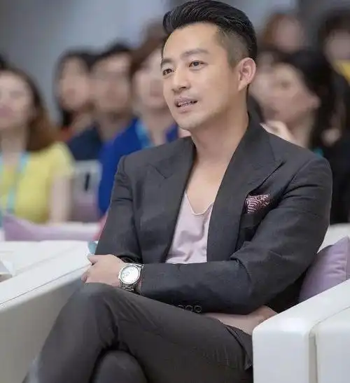 汪小菲虽然不是娱乐圈的人,但是由于有钱,由于有个娱乐圈的前妻,所以