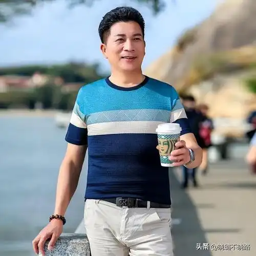 男人到了50岁,穿t恤千万别配短裤!换成这3种更显高显年轻