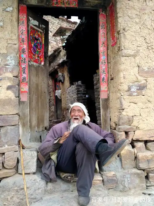 村里80多岁的老人张兵征坐在家门口怡然自得