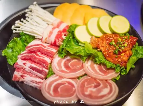 烤肉拼盘这儿大概能满足你对烤肉的幻想吧!