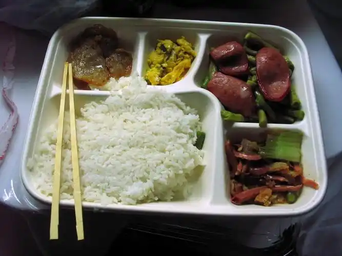 高铁上花40元买份盒饭竟发霉变质:吃完上吐下泻