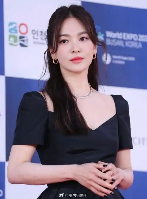 宋慧乔一袭黑色礼服裙外加黑色美甲,这造型也太独特了吧,侧脸就已经