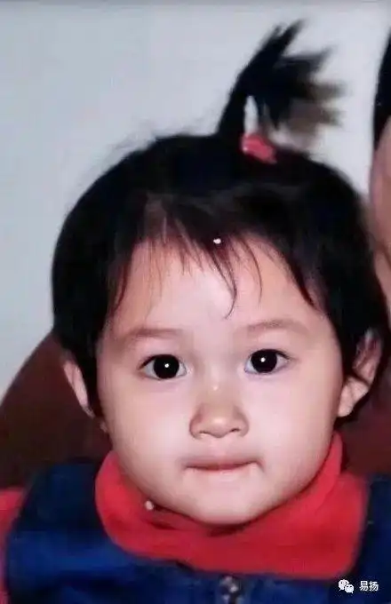 关晓彤小时候真的好可爱啊, 婴儿肥的脸看起来好q的,和长大后的样子