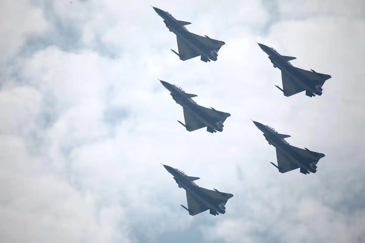 中国空军成立65周年