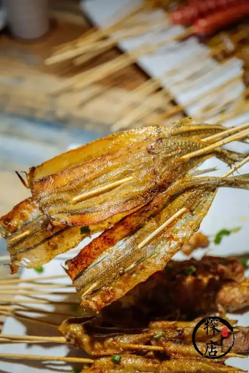 薄如蝉翼烤马步鱼是烧烤界的稀罕货,记得要在上桌的时候就撸起,一旦变
