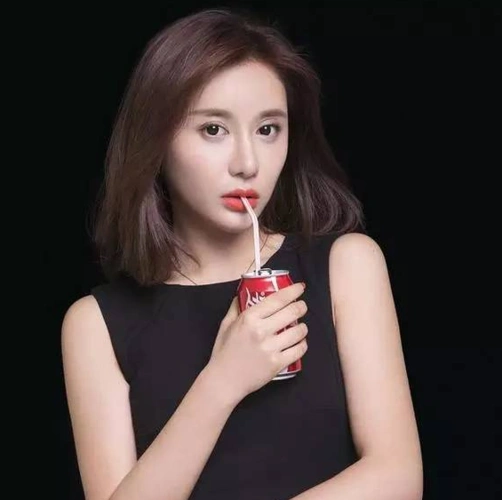 宋美娜在直播中总是会露出一丝甜甜的笑容,让人在看球的激情中领略到