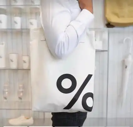 李健一家三口现身游乐园,《狂飙》之后低调如初,女儿大长腿吸睛